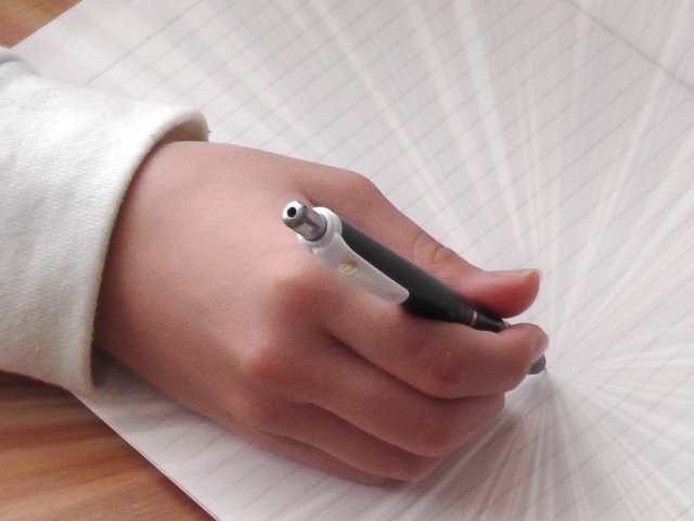 勉強する手とペン